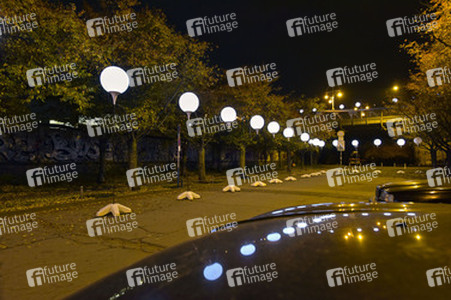 Lichtmauer aus Ballons, Berlin