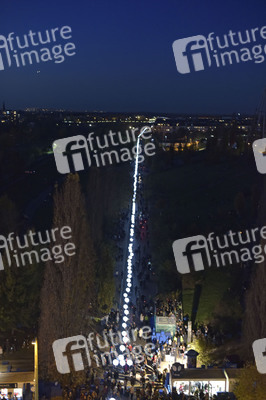 Lichtmauer aus Ballons, Berlin