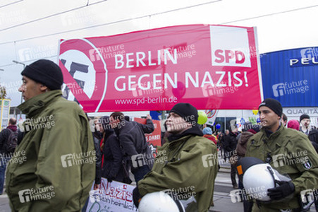 Gegen-Demo zur Neonazi-Demo gegen Flüchtlinge, Berlin