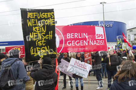 Gegen-Demo zur Neonazi-Demo gegen Flüchtlinge, Berlin