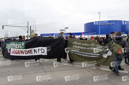 Gegen-Demo zur Neonazi-Demo gegen Flüchtlinge, Berlin