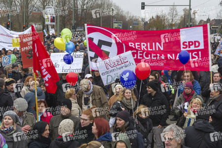 Gegen-Demo zur Neonazi-Demo gegen Flüchtlinge, Berlin