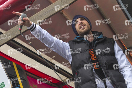 Gegen-Demo zur Neonazi-Demo gegen Flüchtlinge, Berlin