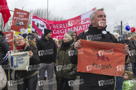 Gegen-Demo zur Neonazi-Demo gegen Flüchtlinge, Berlin