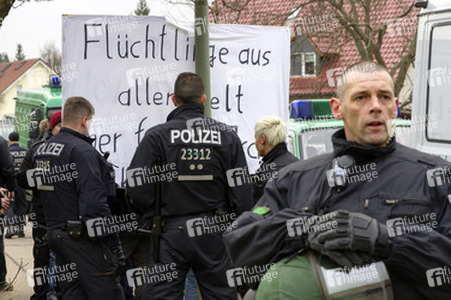 Neonazi-Demo gegen Flüchtlinge, Berlin