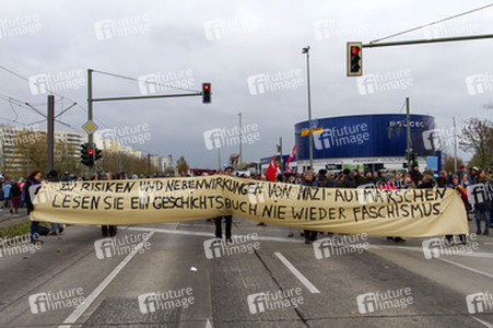 Gegen-Demo zur Neonazi-Demo gegen Flüchtlinge, Berlin