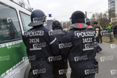 Gegen-Demo zur Neonazi-Demo gegen Flüchtlinge, Berlin
