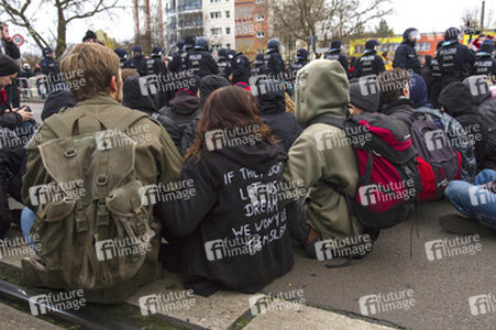 Gegen-Demo zur Neonazi-Demo gegen Flüchtlinge, Berlin