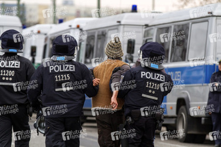 Gegen-Demo zur Neonazi-Demo gegen Flüchtlinge, Berlin
