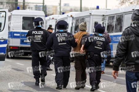 Gegen-Demo zur Neonazi-Demo gegen Flüchtlinge, Berlin
