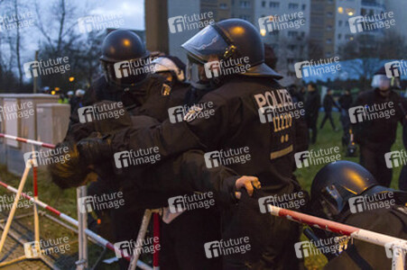 Gegen-Demo zur Neonazi-Demo gegen Flüchtlinge, Berlin