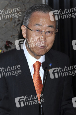 Teri Hatcher und Ban Ki-moon im Empire State Building, New York