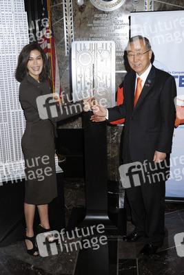 Teri Hatcher und Ban Ki-moon im Empire State Building, New York