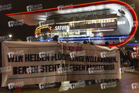 Gegenprotest zur Montagsdemo gegen Flüchtlingsunterkunft in Marzahn, Berlin