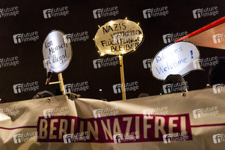 Gegenprotest zur Montagsdemo gegen Flüchtlingsunterkunft in Marzahn, Berlin