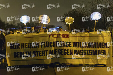Gegenprotest zur Montagsdemo gegen Flüchtlingsunterkunft in Marzahn, Berlin
