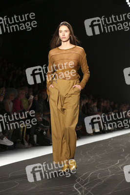 Esther Perbandt Fashion Show, Berlin Fashion Week Autumn/Winter 2015