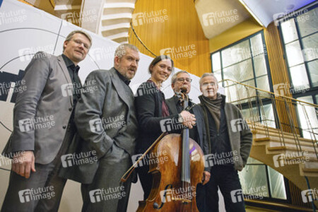 Frank Tönsmann (ganz links), Klaus Behrendt und Dietmar Bär mit Laura Sundermann und Prof. Gebhard Henke