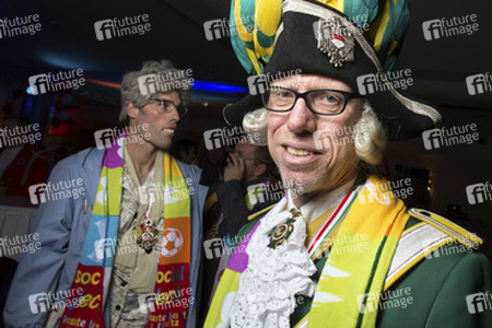 Yann-Benjamin Kugel und Peter Stöger, im Hintergrund: Benjamin Kugel