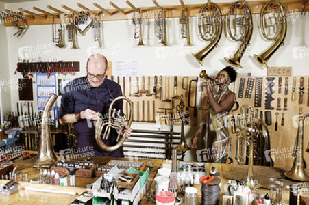 WORKING ART: Metallblasinstrumentenmacher / Brass Wind Instrument Maker Body Painting