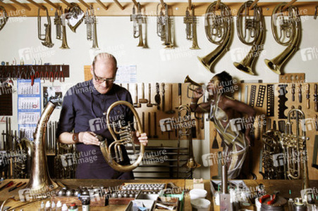 WORKING ART: Metallblasinstrumentenmacher / Brass Wind Instrument Maker Body Painting