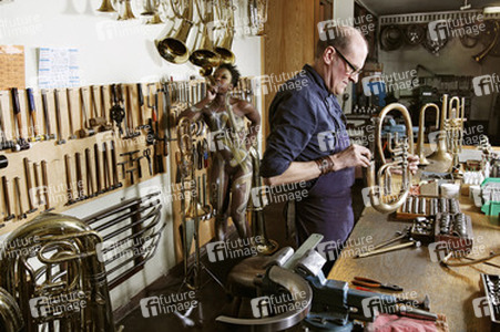 WORKING ART: Metallblasinstrumentenmacher / Brass Wind Instrument Maker Body Painting