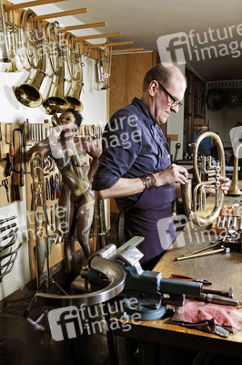 WORKING ART: Metallblasinstrumentenmacher / Brass Wind Instrument Maker Body Painting