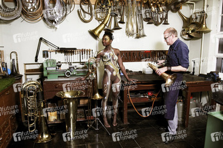 WORKING ART: Metallblasinstrumentenmacher / Brass Wind Instrument Maker Body Painting
