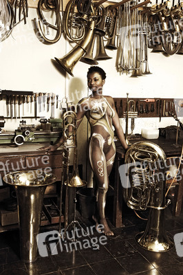 WORKING ART: Metallblasinstrumentenmacher / Brass Wind Instrument Maker Body Painting