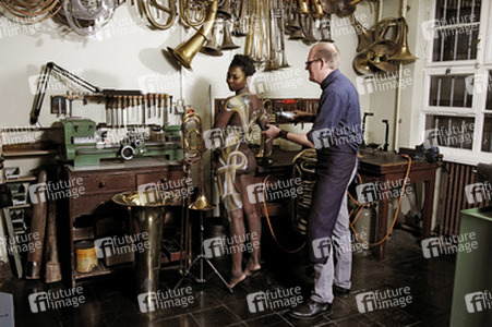 WORKING ART: Metallblasinstrumentenmacher / Brass Wind Instrument Maker Body Painting