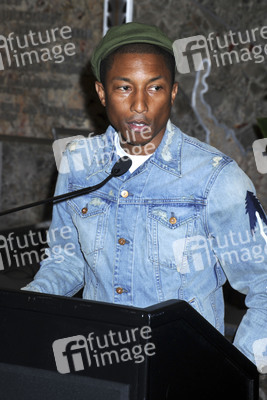 Pharrell Williams beleuchtet das  Empire State Building, New York