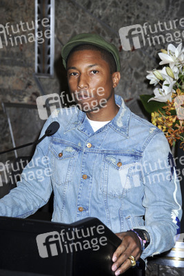 Pharrell Williams beleuchtet das  Empire State Building, New York