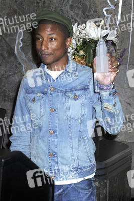Pharrell Williams beleuchtet das  Empire State Building, New York