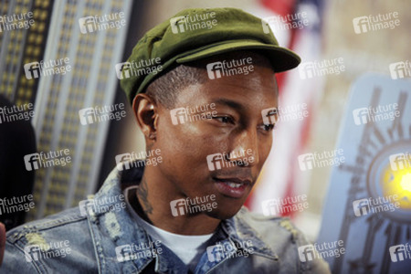 Pharrell Williams beleuchtet das  Empire State Building, New York
