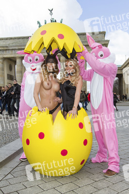 Micaela Schäfer und Mandy Lange als Oster-Bunnys, Berlin