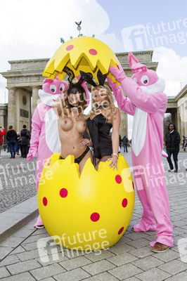 Micaela Schäfer und Mandy Lange als Oster-Bunnys, Berlin