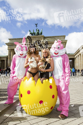 Micaela Schäfer und Mandy Lange als Oster-Bunnys, Berlin