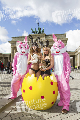 Micaela Schäfer und Mandy Lange als Oster-Bunnys, Berlin