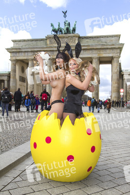 Micaela Schäfer und Mandy Lange als Oster-Bunnys, Berlin