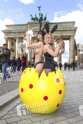 Micaela Schäfer und Mandy Lange als Oster-Bunnys, Berlin