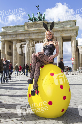 Micaela Schäfer und Mandy Lange als Oster-Bunnys, Berlin