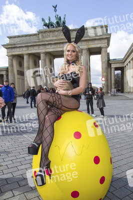 Micaela Schäfer und Mandy Lange als Oster-Bunnys, Berlin