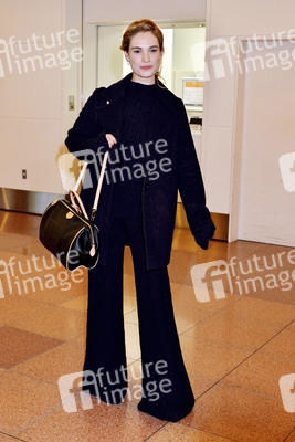 Lily James und Kenneth Branagh bei der Ankunft in Tokyo