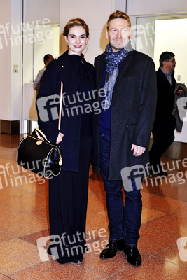 Lily James und Kenneth Branagh bei der Ankunft in Tokyo