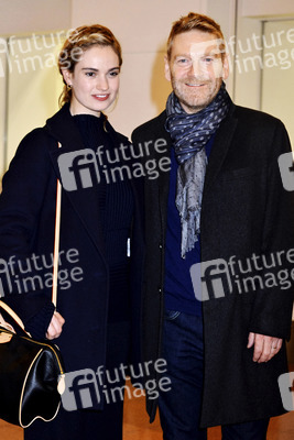 Lily James und Kenneth Branagh bei der Ankunft in Tokyo