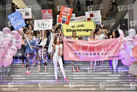 Miranda Kerr bewirbt Reebok Skyscape, Tokyo