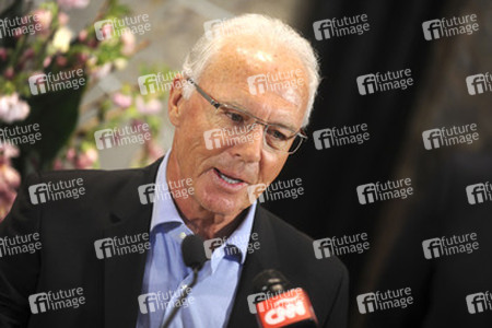 Pele and Franz Beckenbauer Light the Empire State Building, New York
