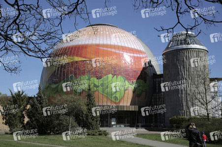 Zeiss-Großplanetarium wird zum 30m großen Burger, Berlin