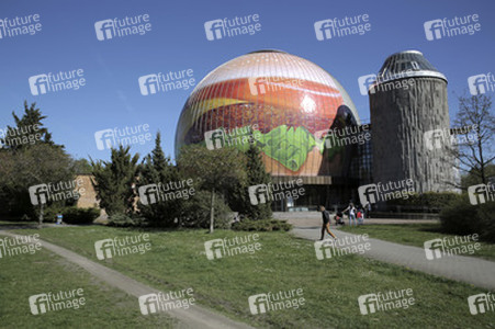 Zeiss-Großplanetarium wird zum 30m großen Burger, Berlin