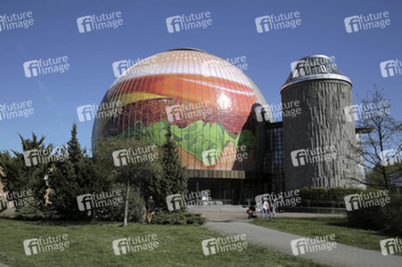 Zeiss-Großplanetarium wird zum 30m großen Burger, Berlin